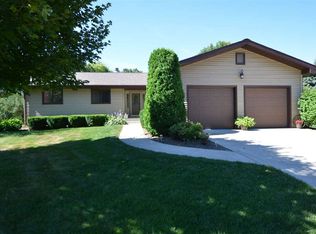 586 Riverview Dr, Marshall, WI 53559