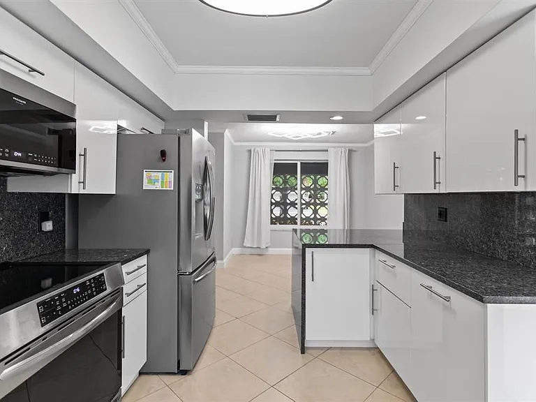 5281 SW 4th Ct — Photo 7