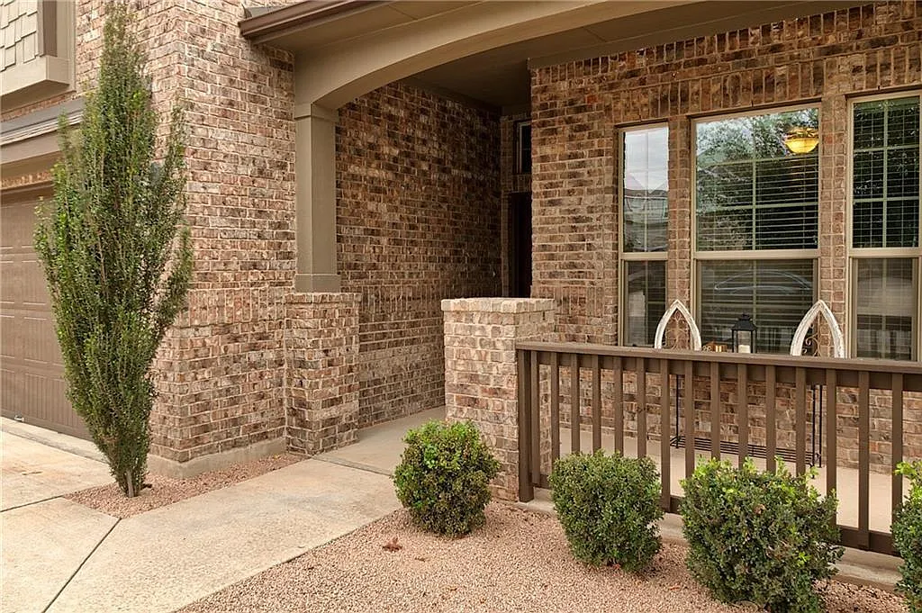 4 bed, 2.5 bath, 2522 sqft, $2,600 — Photo 4