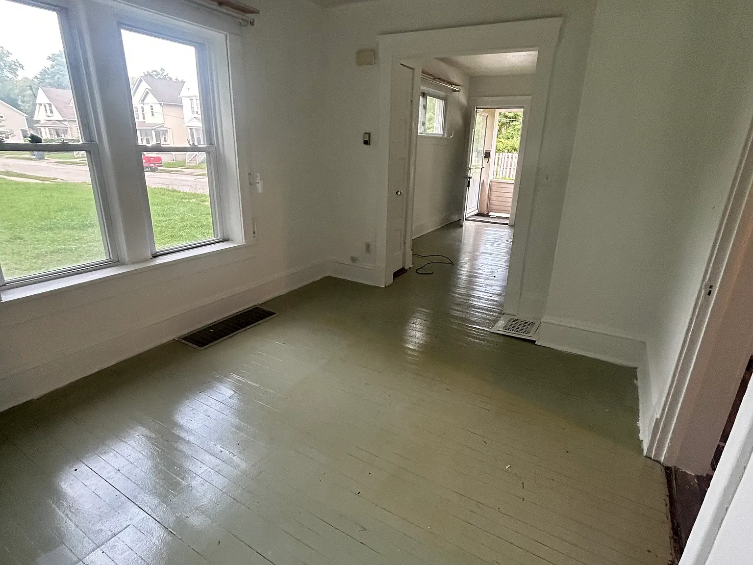 4 bed, 950 sqft, $1,300 — Photo 2