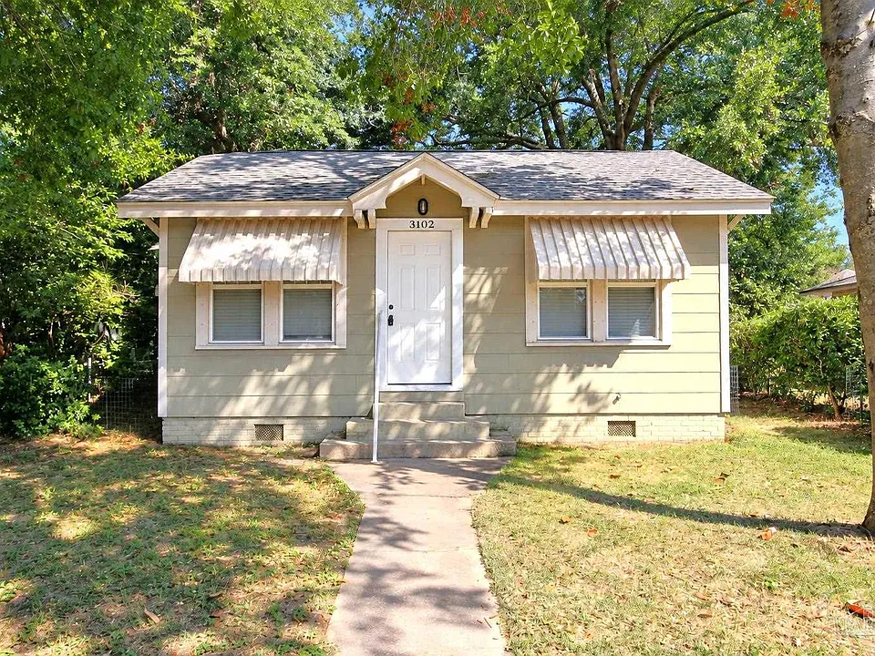 3102 E De Soto St