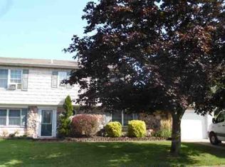 65 Live Oak Dr, Holbrook, NY 11741