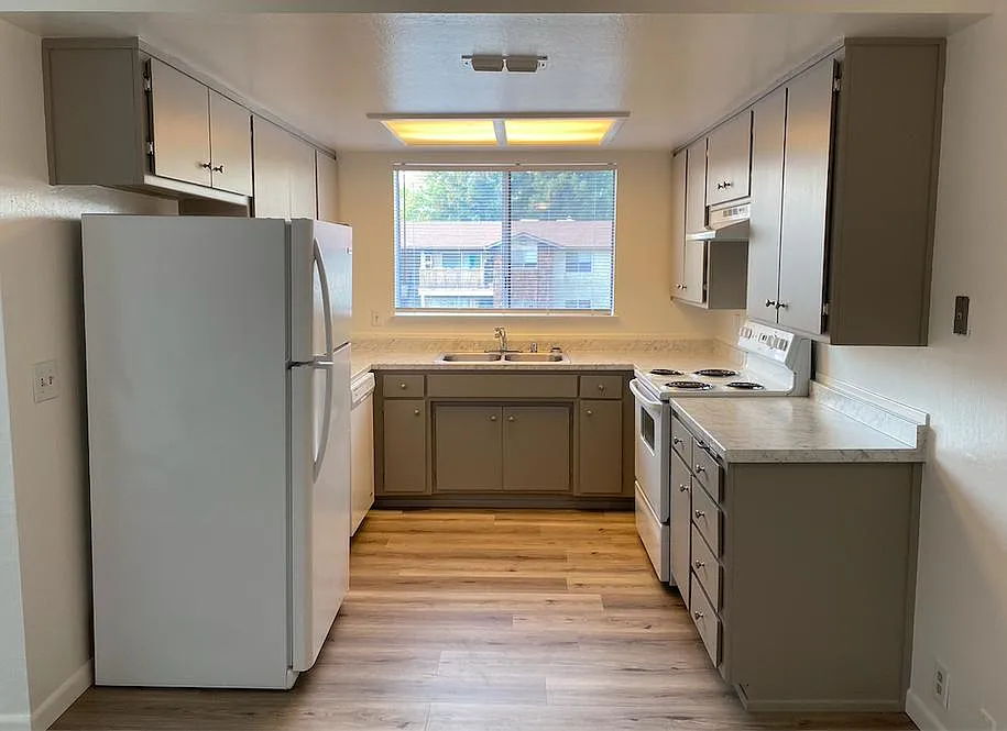 3 bed, 950 sqft, $1,600 — Photo 1