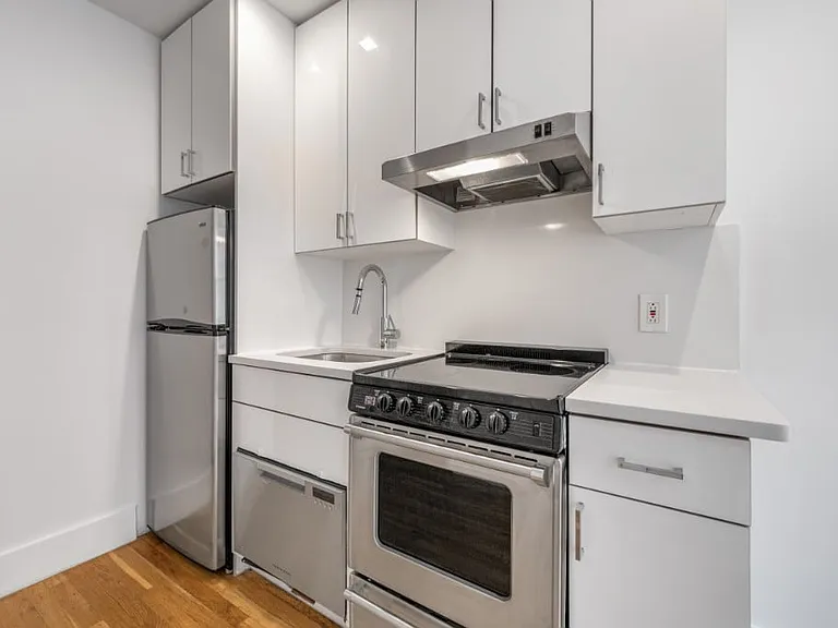437 E 9th St #3 — Photo 3