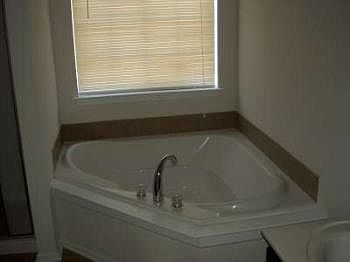5th image of 10337 Montrose Dr NW