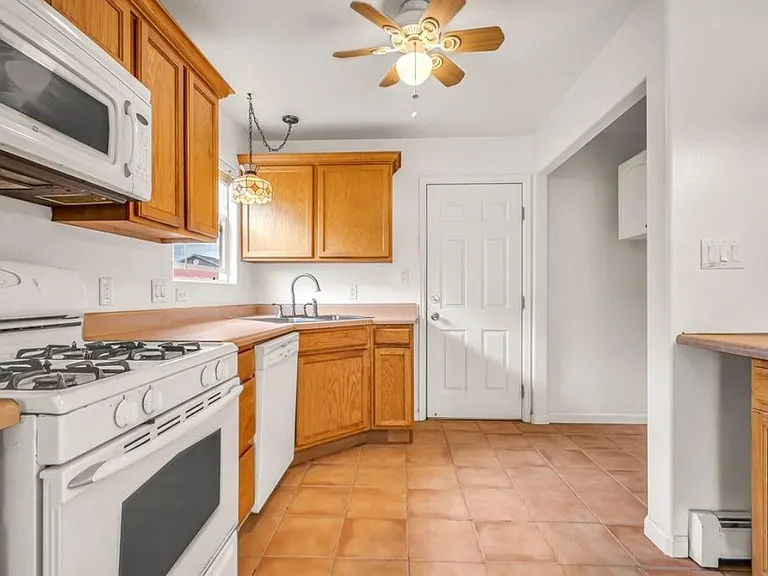 1215 Breeze Dr — Photo 8
