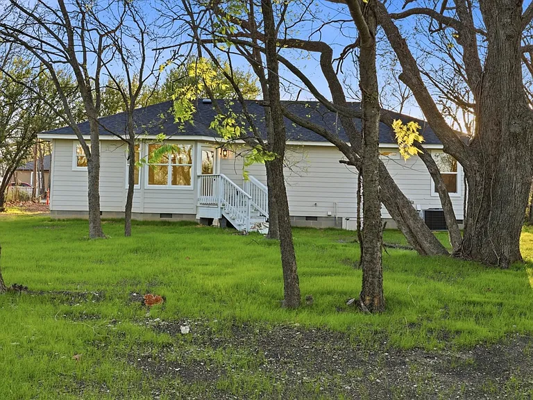 121 Elder St — Photo 2