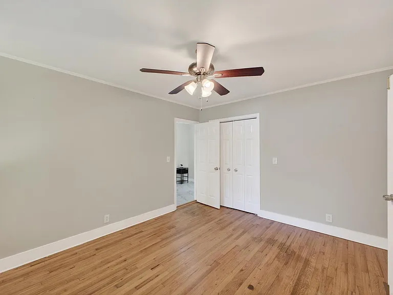 450 Williamsburg St — Photo 24
