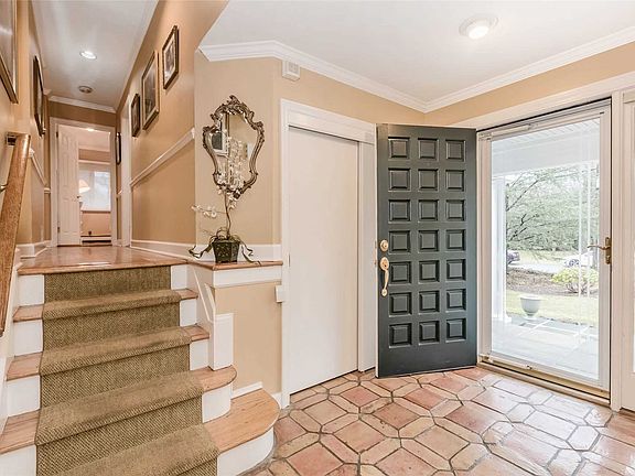 3rd image of 27 Woodedge Dr