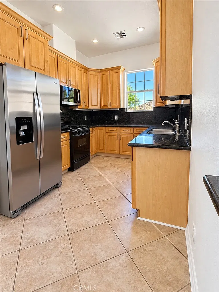 4 bed, 3.5 bath, 2000 sqft, $3,800 — Photo 4
