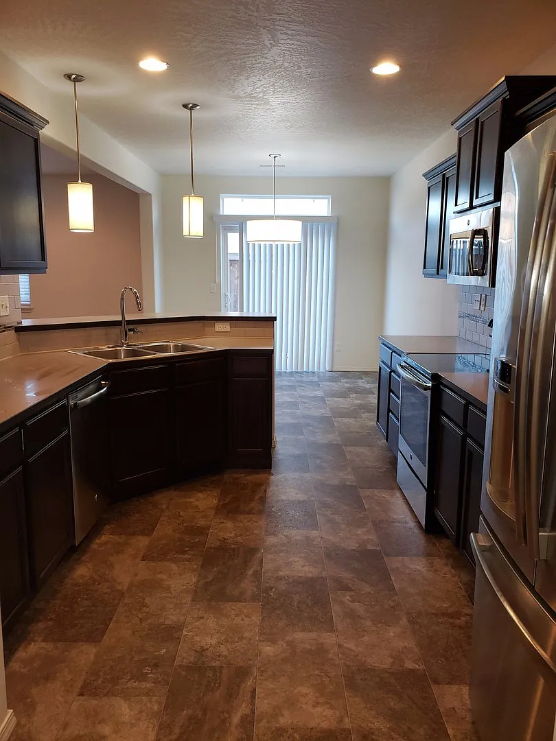 Beautiful 3 Bedroom 2 1/2 Bath Located Blocks from Meadow View Elementry — Photo 2