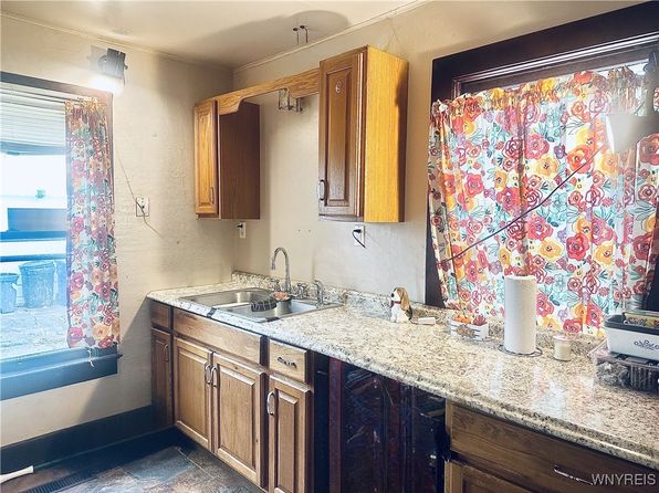 112 Chestnut St, Medina, NY 14103