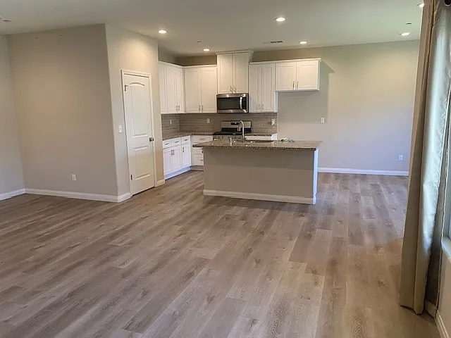 4 bed, 1821 sqft, $2,800 — Photo 2
