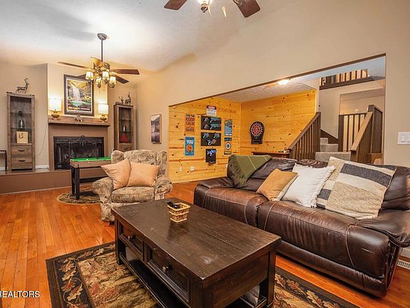 4th image of 2202 Applewood Rd