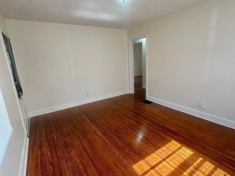 1305 Larchmont Ave — Photo 3