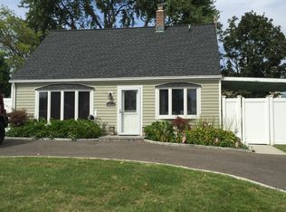 39 Spring Ln, Levittown, NY 11756