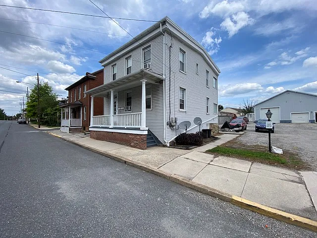 2 bed, 1000 sqft, $1,100 — Photo 1