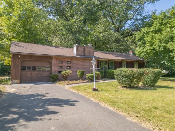 4 Meadowood Dr, South Hadley, MA 01075