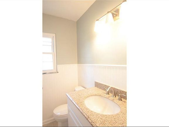 3rd image of 6132 Rosslyn Ave