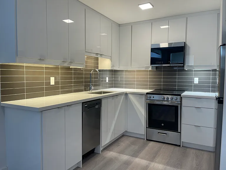18 Cavell Ave — Photo 2