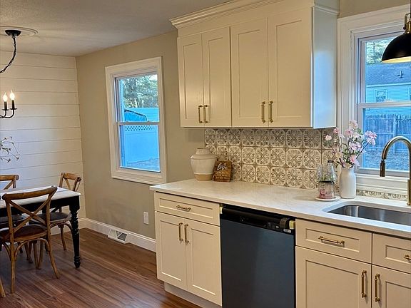 3rd image of 34 Flora St