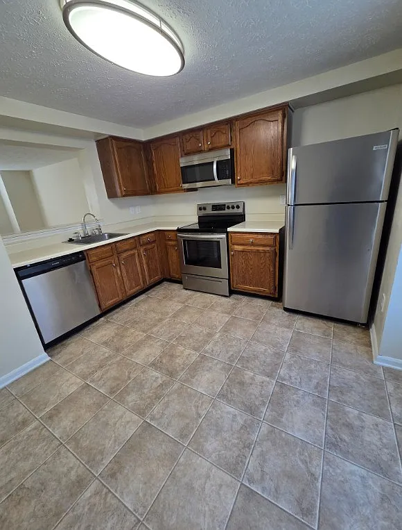 3 bed, 1568 sqft, $1,999 — Photo 2