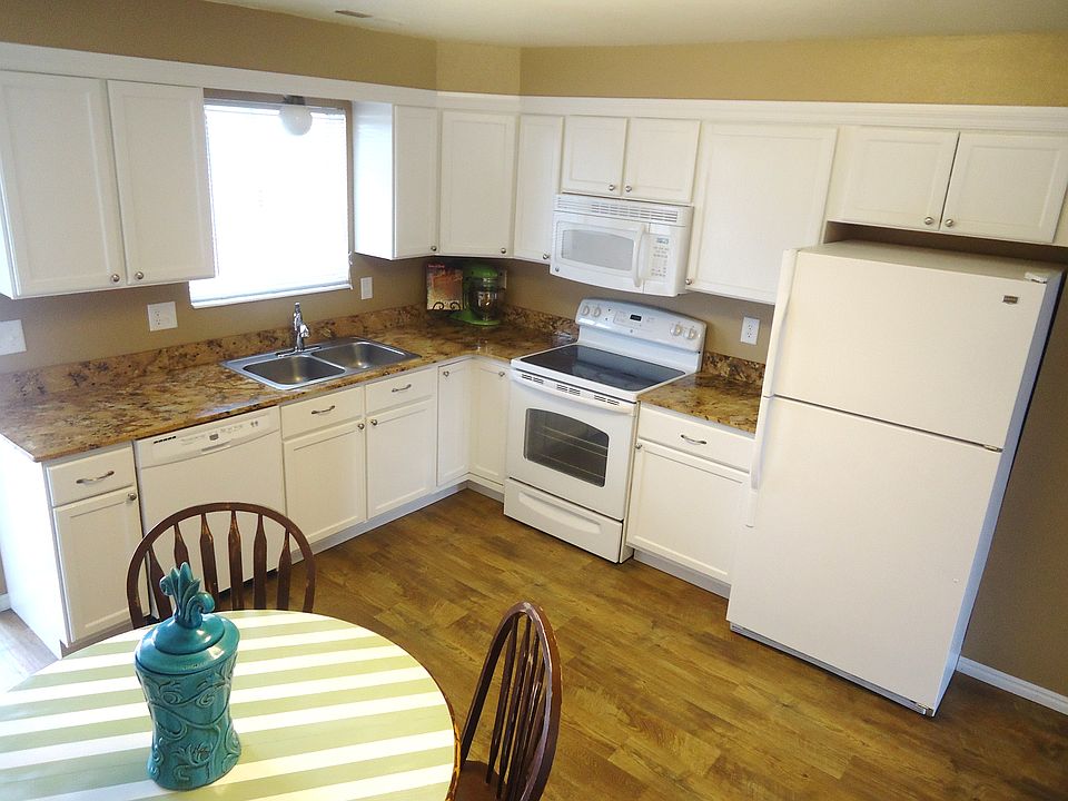 Remodeled Kitchen- granite and all new upgraded appliances