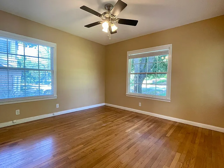 2420 Hartford Rd — Photo 9
