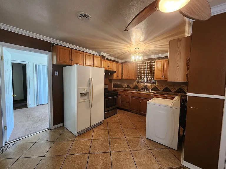 3837 Woodrow Ave — Photo 2