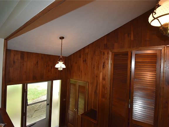 3rd image of 281 Bradford Dr