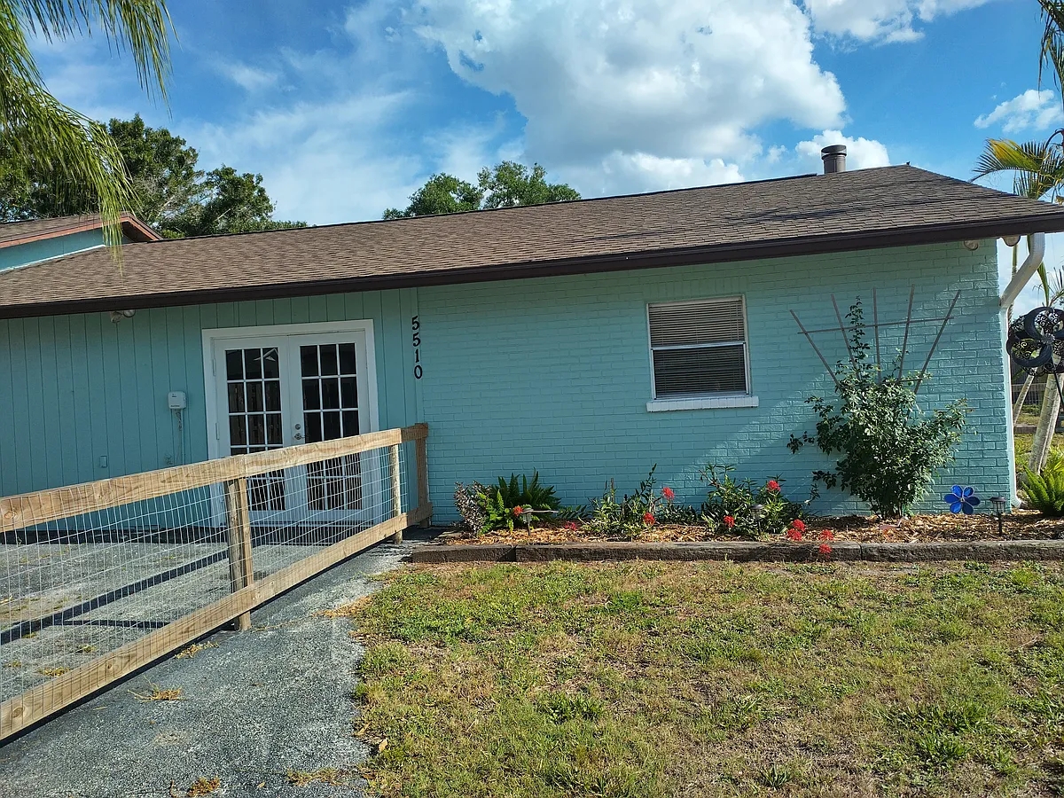Front of cottage. - 5510 18th Ave E