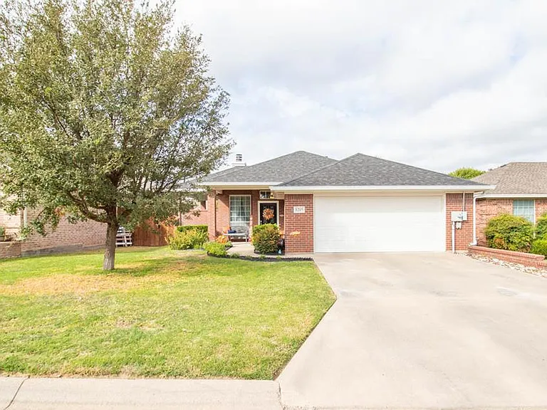 1215 Dorchester Dr — Photo 1
