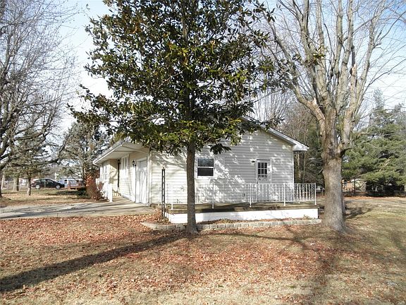 Large side patio shaded by a Magnolia!