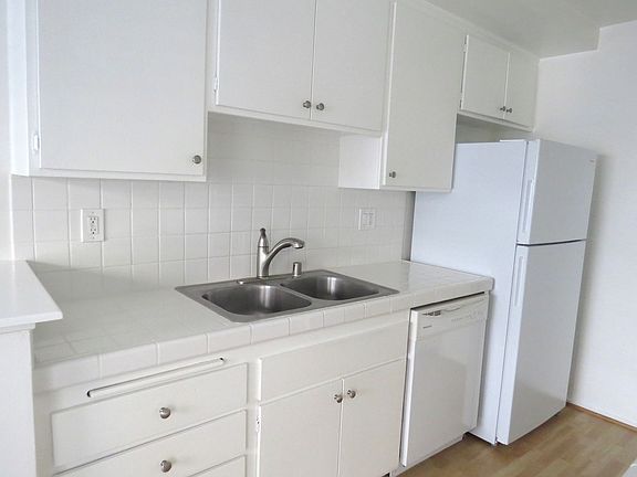 3rd image of 1440 Armacost Ave #2B-1Ba-900Sqft