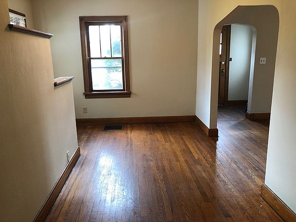 4th image of 701 N Water St