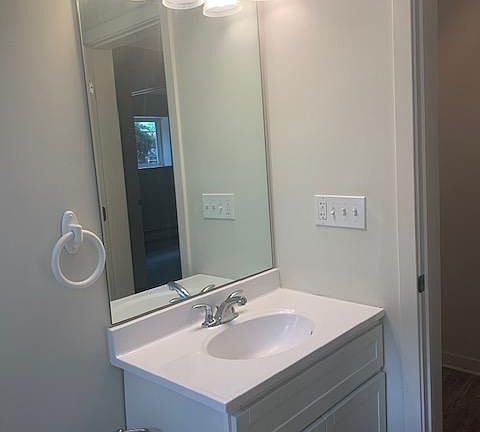 4th image of 18 Farmington Ave APT C1