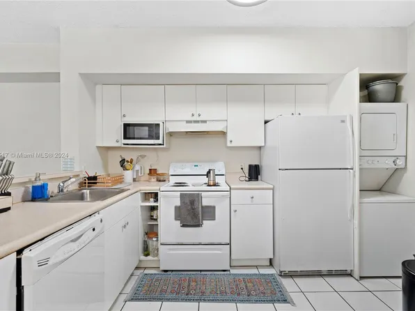 5077 NW 7th St APT 810, Miami, FL 33126