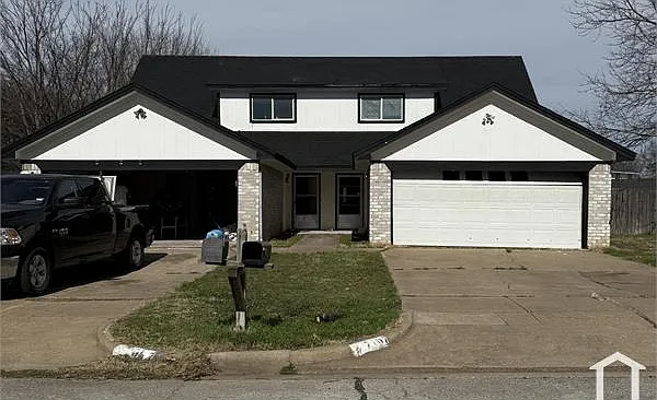 3 bed, 1325 sqft, $2,100 — Photo 2
