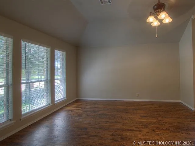 1112 N Willow Ave N — Photo 9
