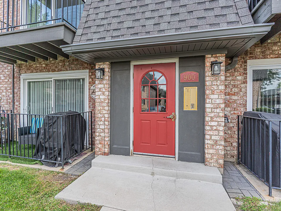 900 S Plum Grove Rd #216