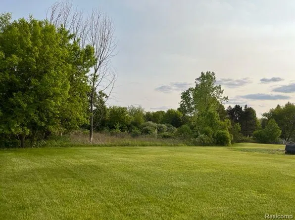 8239 Hidden Creek Dr, Flushing, MI 48433