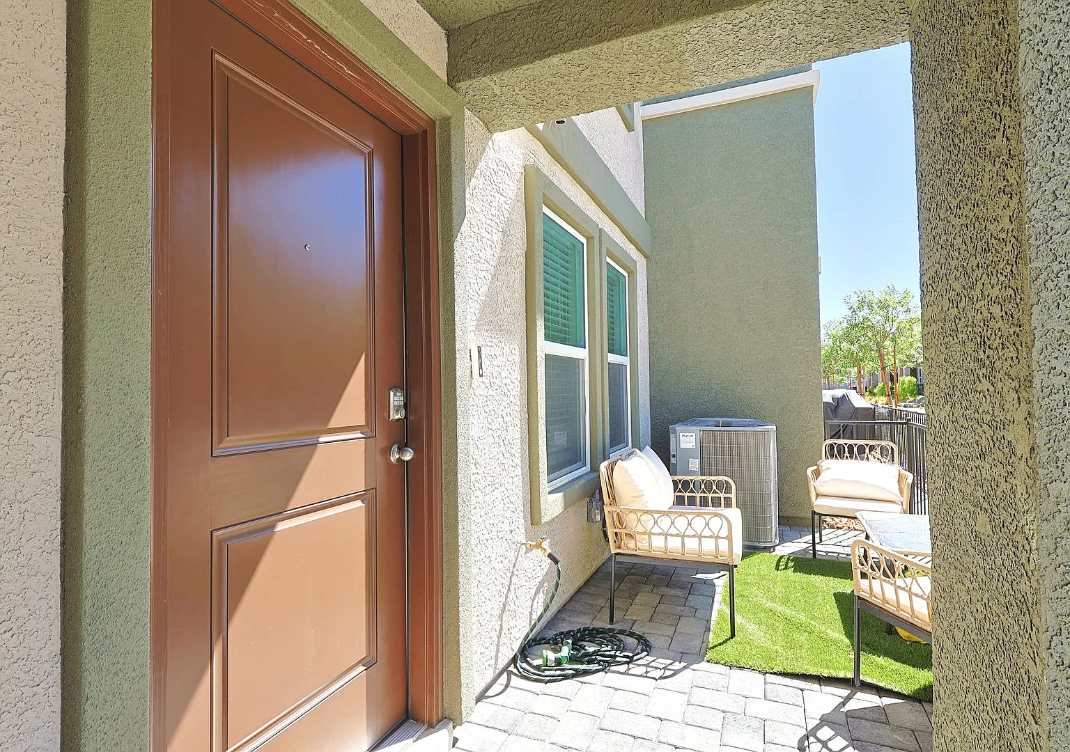 Beautiful 3-Bedroom Townhome in Villages at Tule — Photo 4