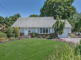 15 Wheeler Pl, Northport, NY 11768