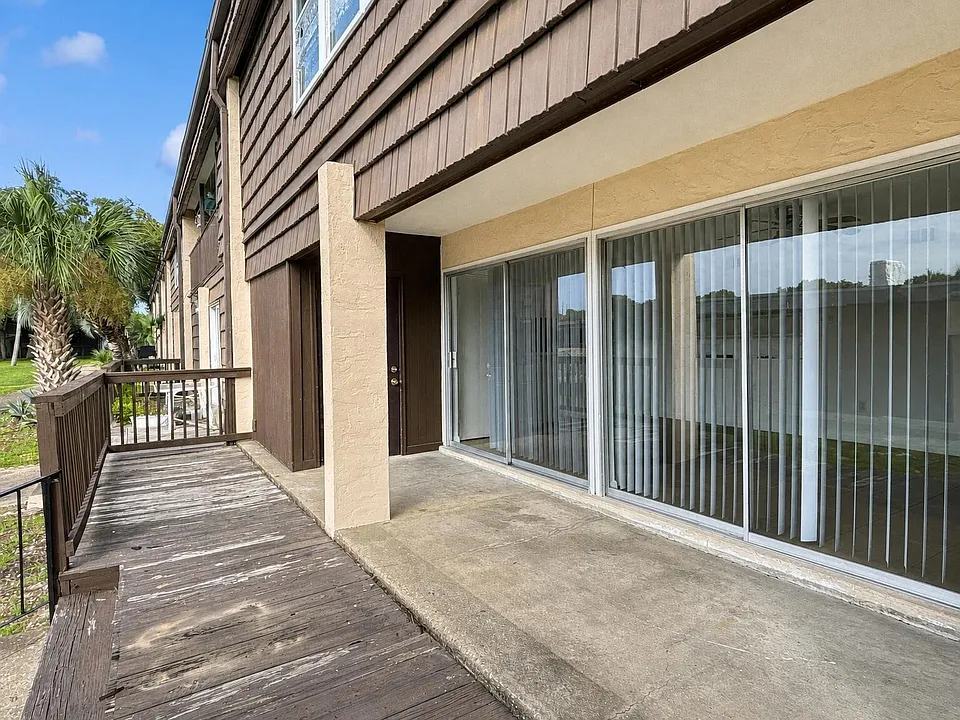 404 Marshall Ct NW #2