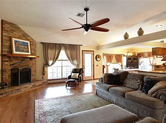 3rd image of 2228 Country Club Dr
