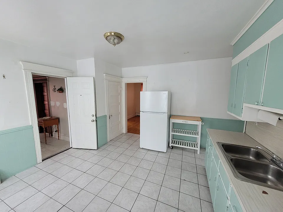 Large Eat-In Kitchen