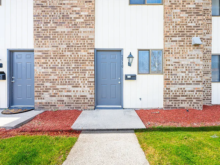 Black Hawk Apartments — Photo 13