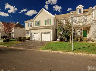 28 Straton Ct, Parlin, NJ 08859