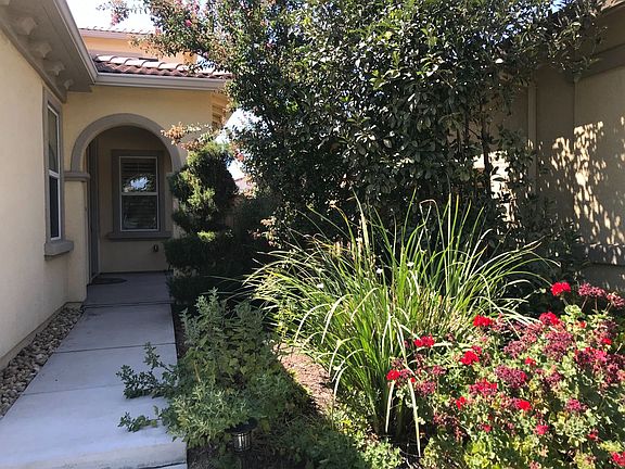 3rd image of 819 N Museo Dr