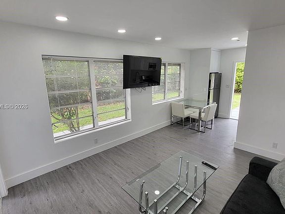 4th image of 821 NE 6th St #1